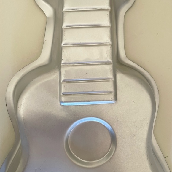 Wilton Guitar Cake Pan - 2000 - Like New 🎸 - Picture 7 of 9